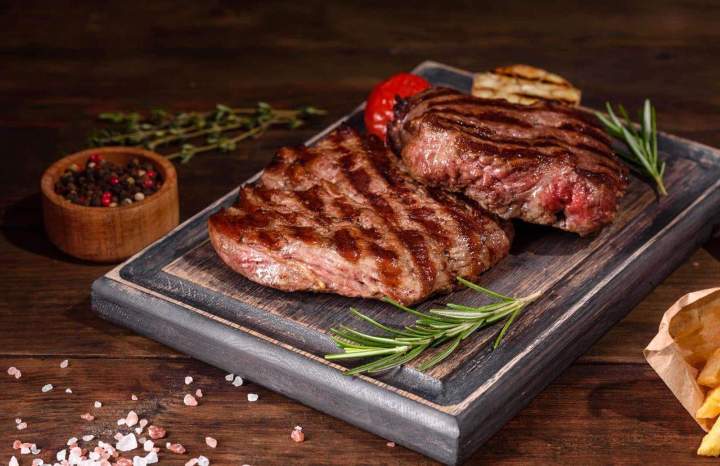 Le plaisir des viandes et poissons grillés au feu